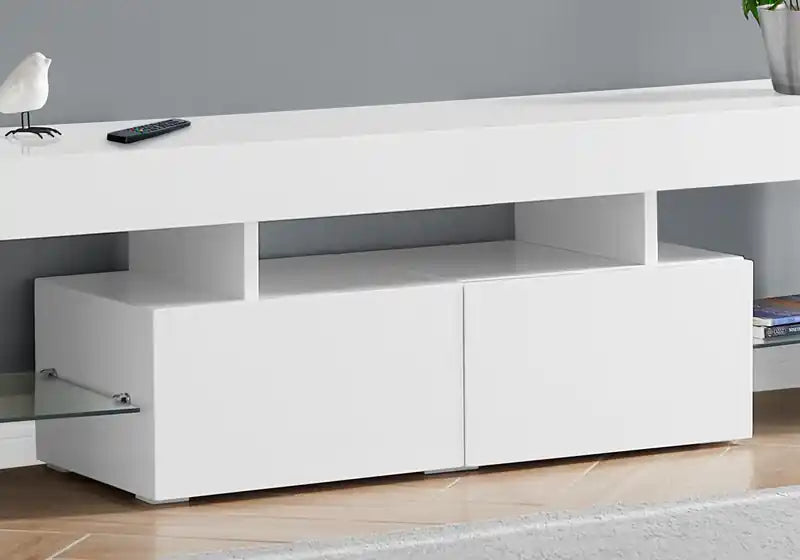 Meuble TV moderne de 63 pouces avec rangement et gestion des câbles pour téléviseurs jusqu'à 70 pouces - Blanc